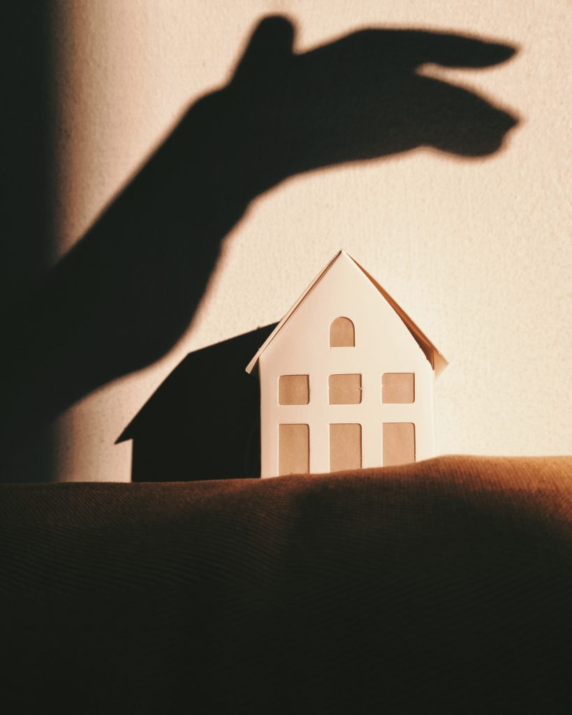 Featured image for Why a Professional HomeWatch Company is a Better Solution than Well-Meaning Family, Friends or After-Hours Moonlighters.